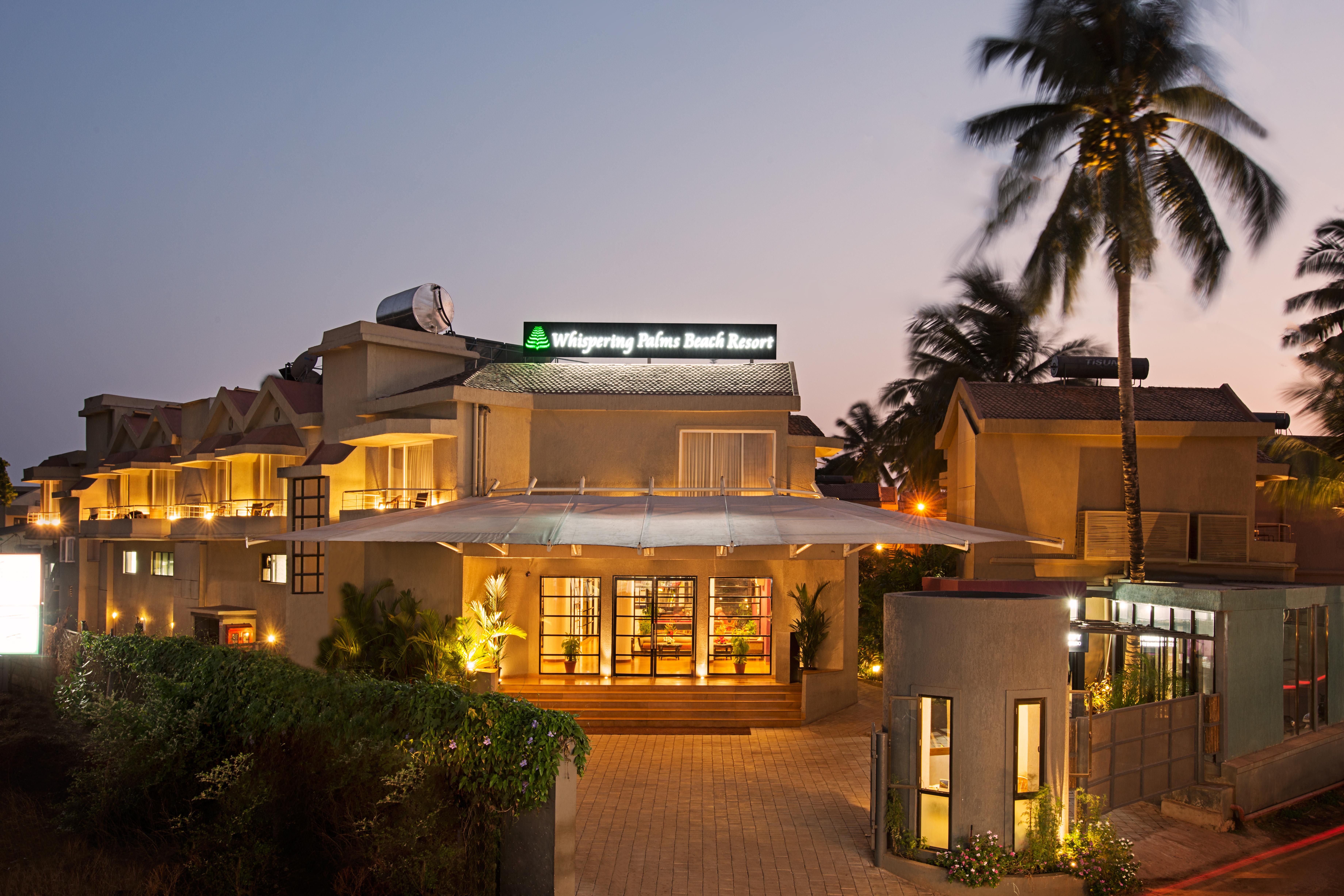 Whispering Palms Beach Resort Candolim Bagian luar foto