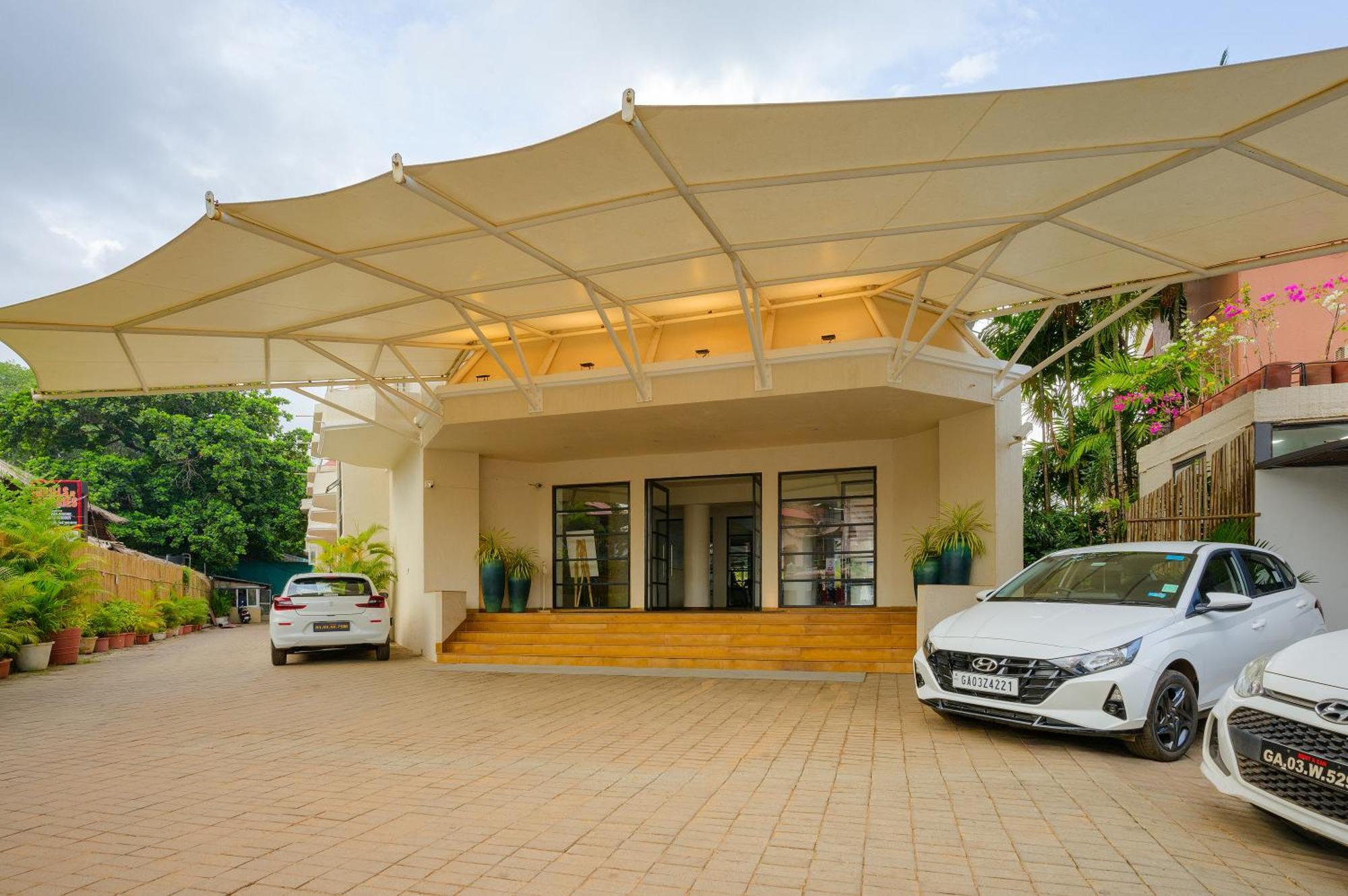 Whispering Palms Beach Resort Candolim Bagian luar foto
