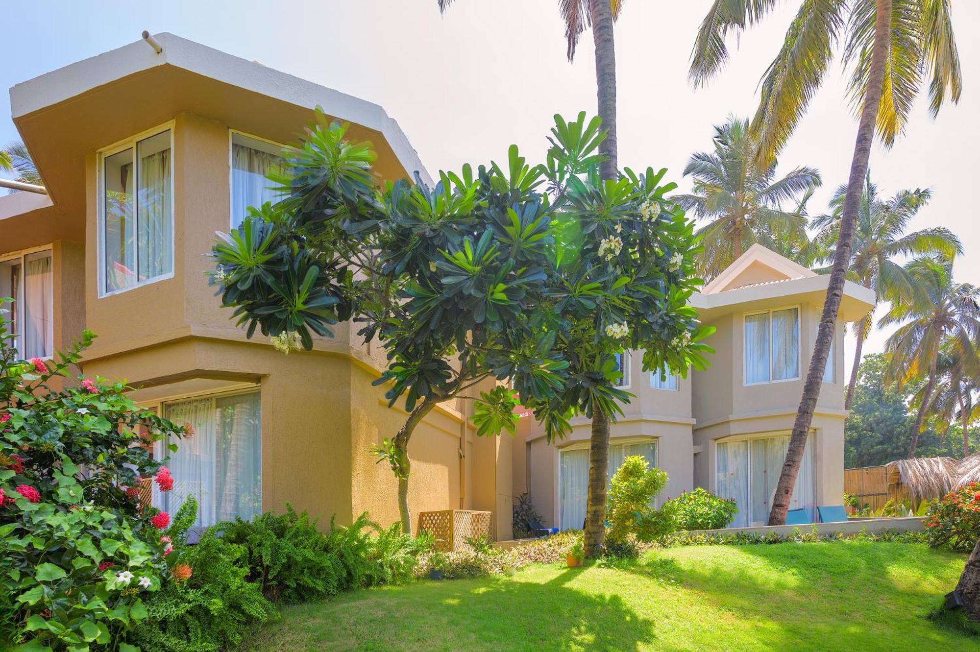 Whispering Palms Beach Resort Candolim Bagian luar foto