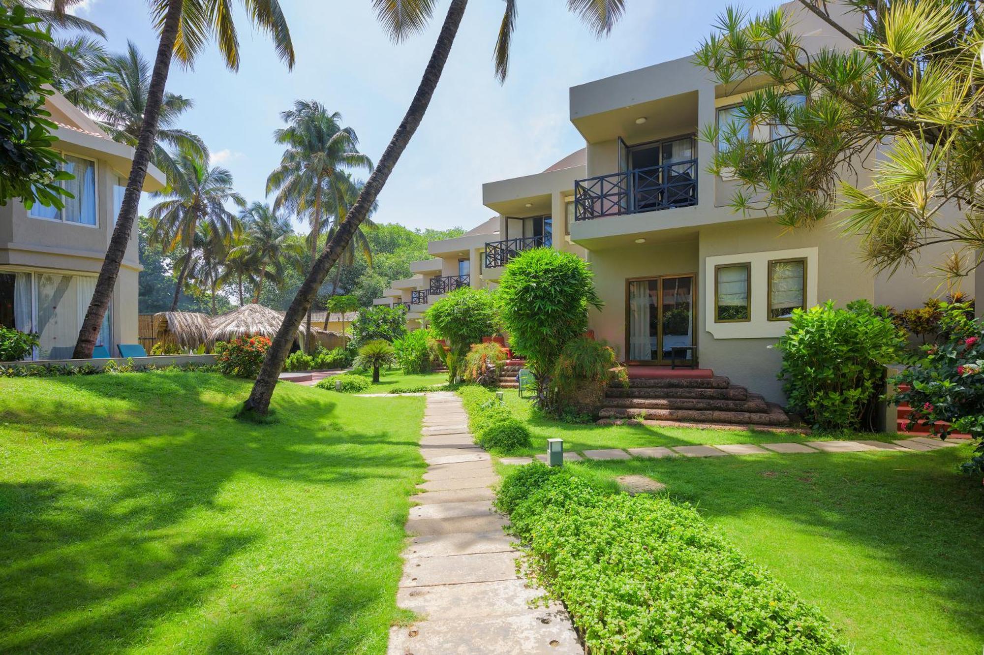 Whispering Palms Beach Resort Candolim Bagian luar foto