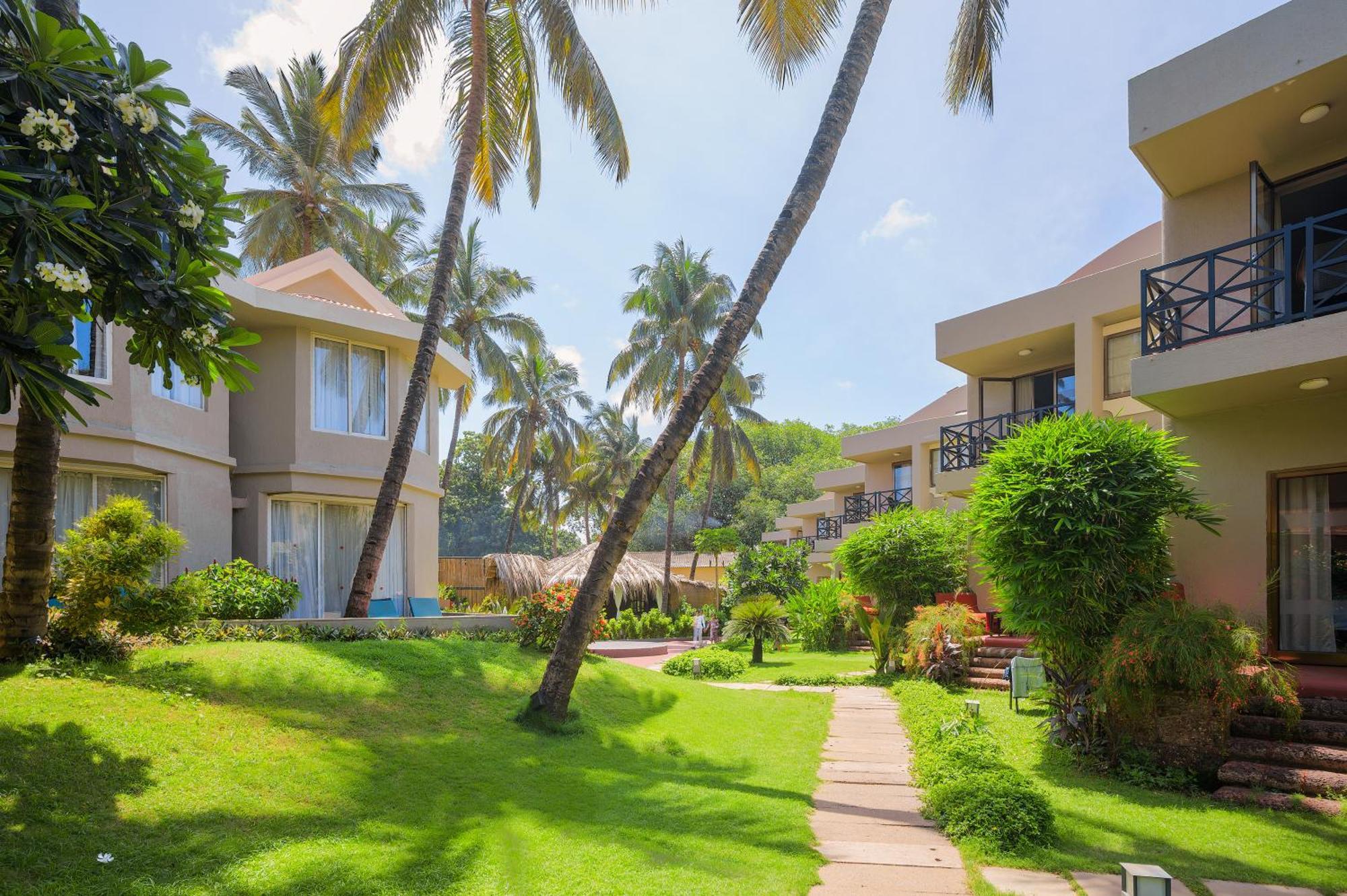 Whispering Palms Beach Resort Candolim Bagian luar foto