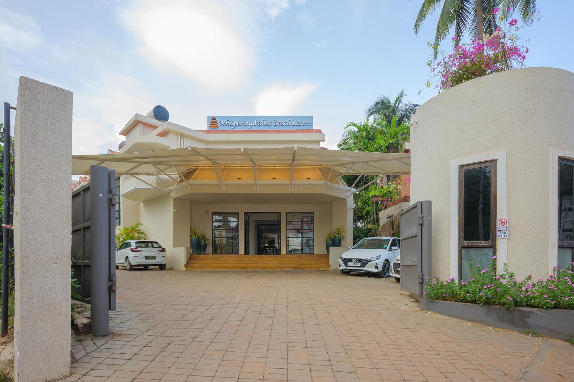 Whispering Palms Beach Resort Candolim Bagian luar foto