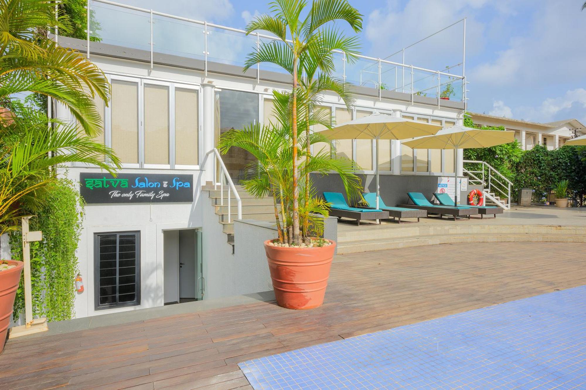Whispering Palms Beach Resort Candolim Bagian luar foto
