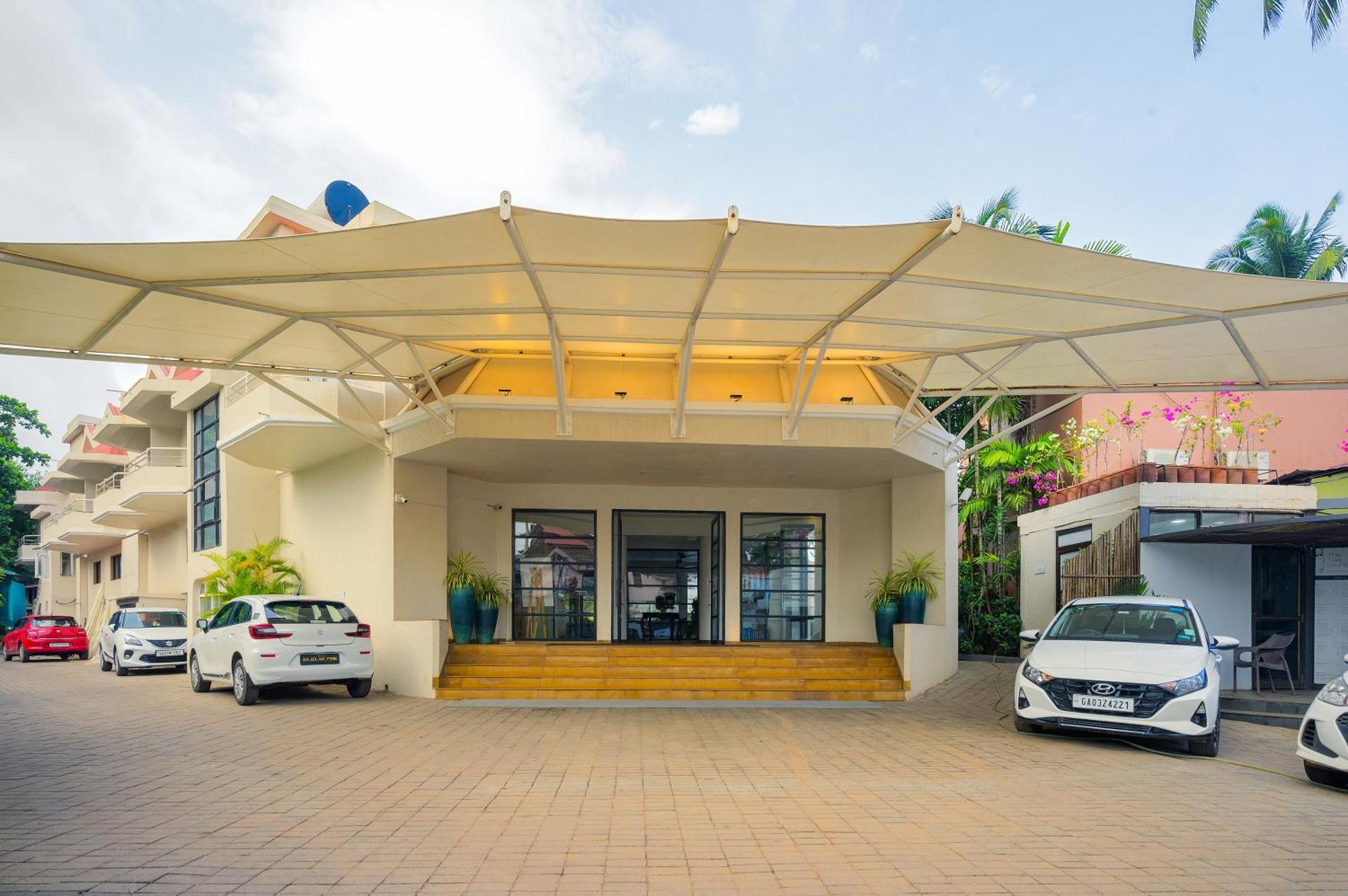 Whispering Palms Beach Resort Candolim Bagian luar foto