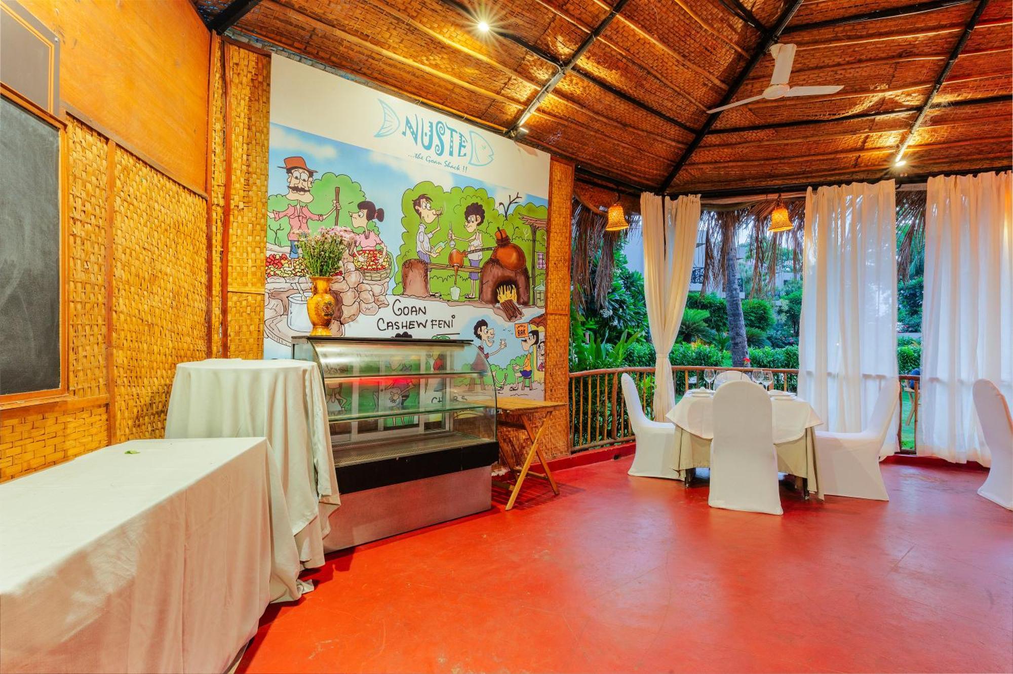 Whispering Palms Beach Resort Candolim Bagian luar foto