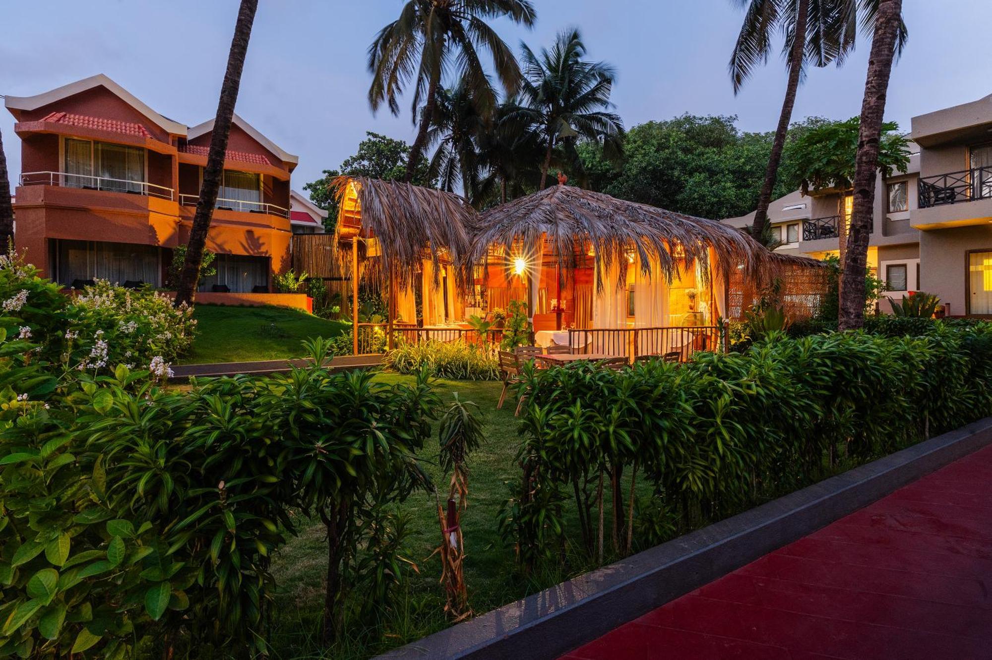 Whispering Palms Beach Resort Candolim Bagian luar foto