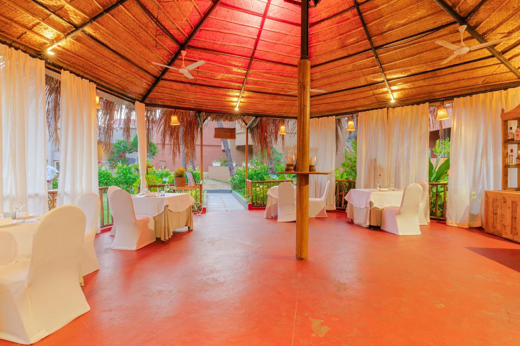 Whispering Palms Beach Resort Candolim Bagian luar foto