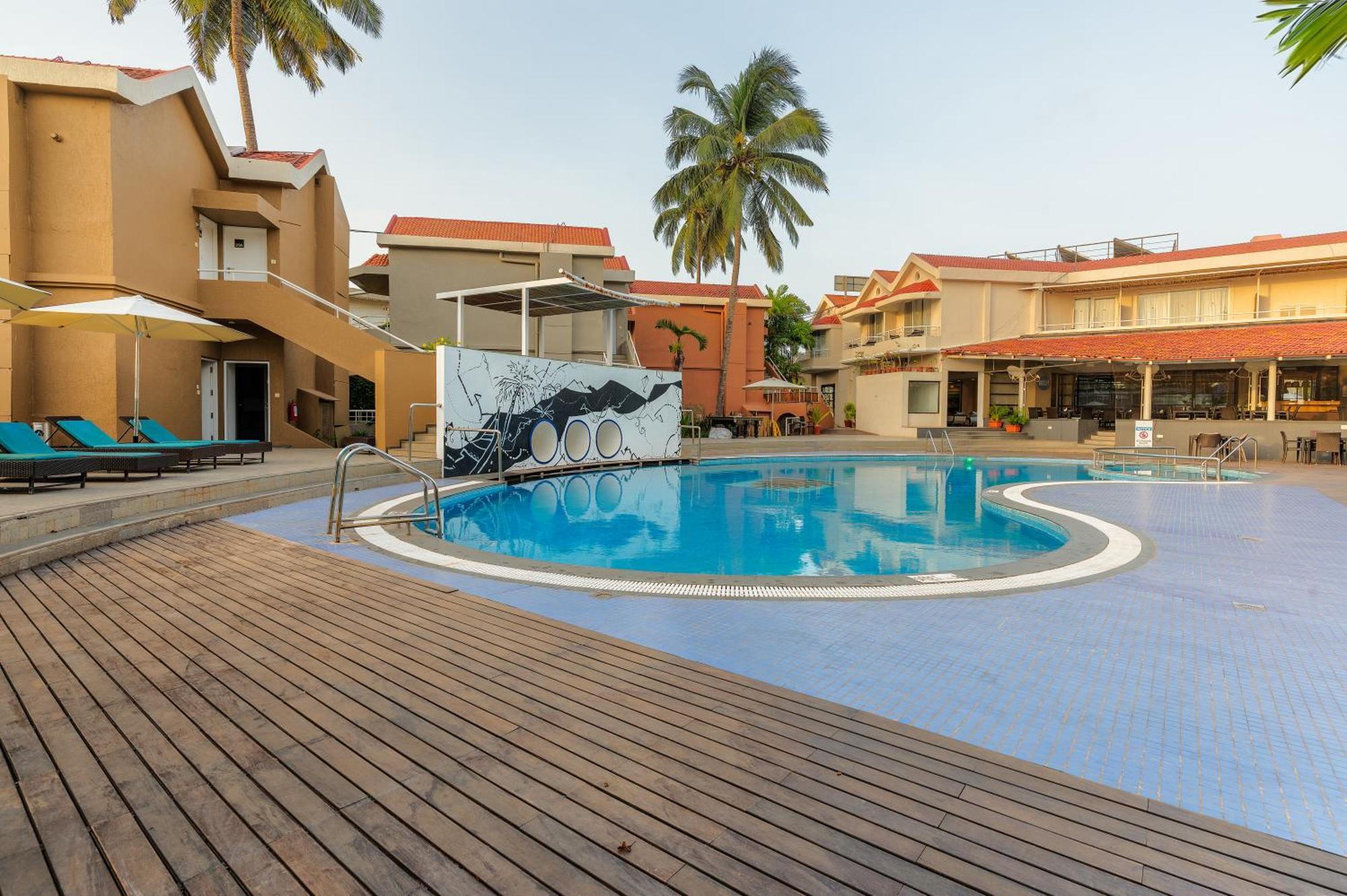 Whispering Palms Beach Resort Candolim Bagian luar foto