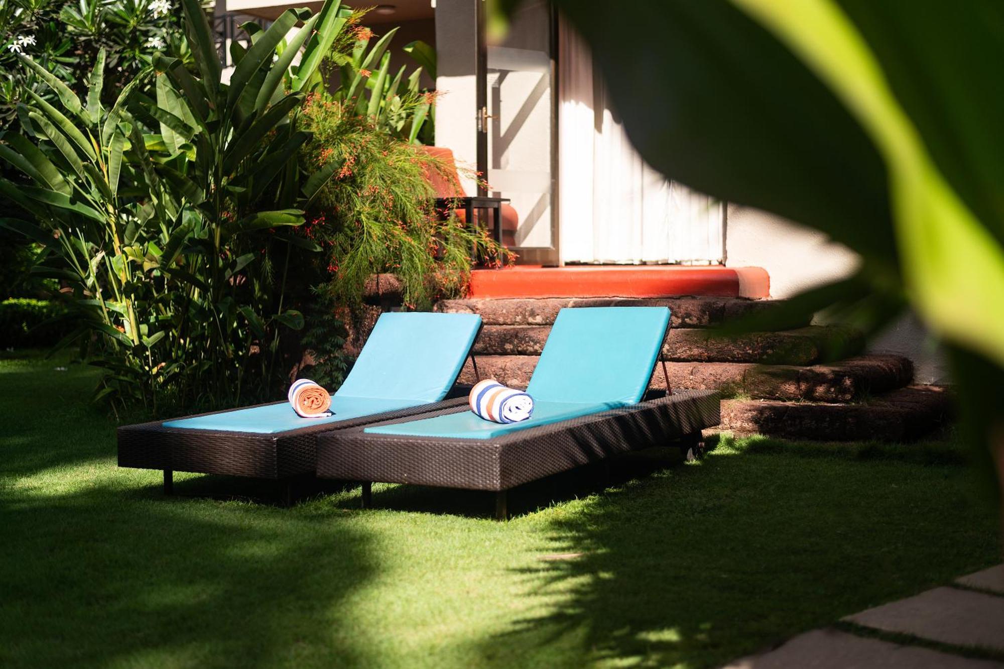 Whispering Palms Beach Resort Candolim Bagian luar foto