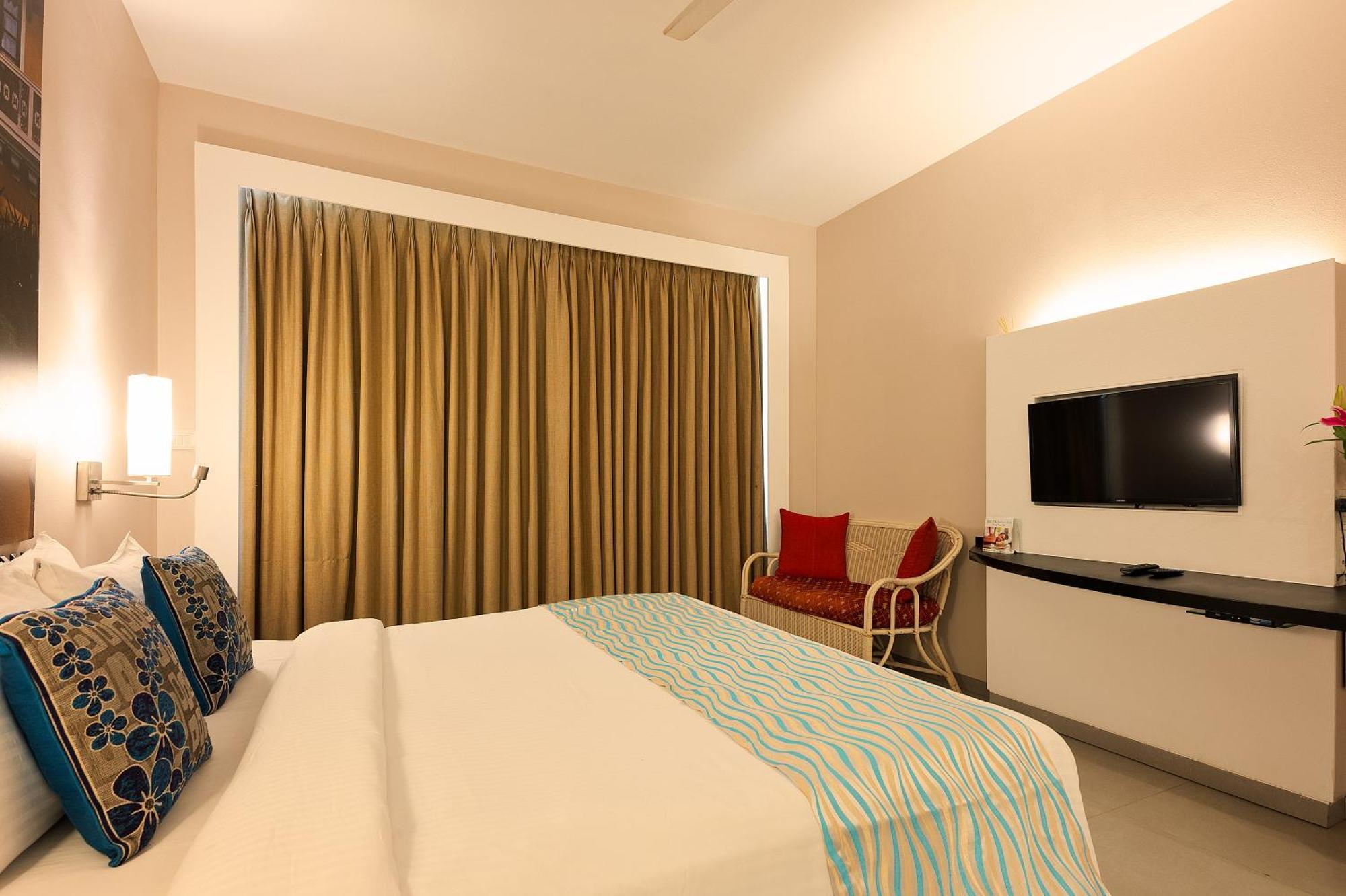 Whispering Palms Beach Resort Candolim Bagian luar foto