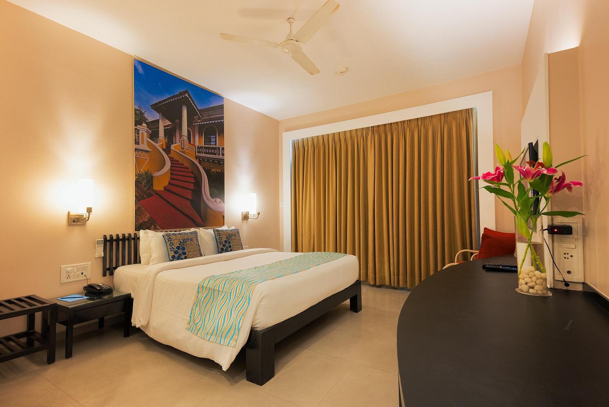 Whispering Palms Beach Resort Candolim Bagian luar foto