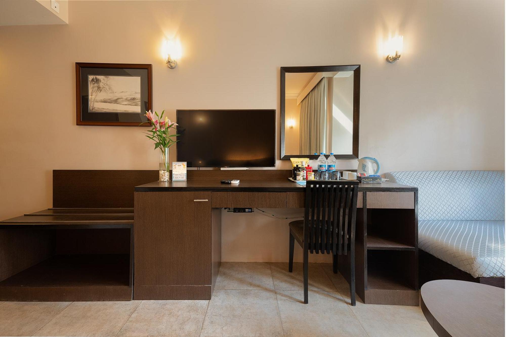 Whispering Palms Beach Resort Candolim Bagian luar foto