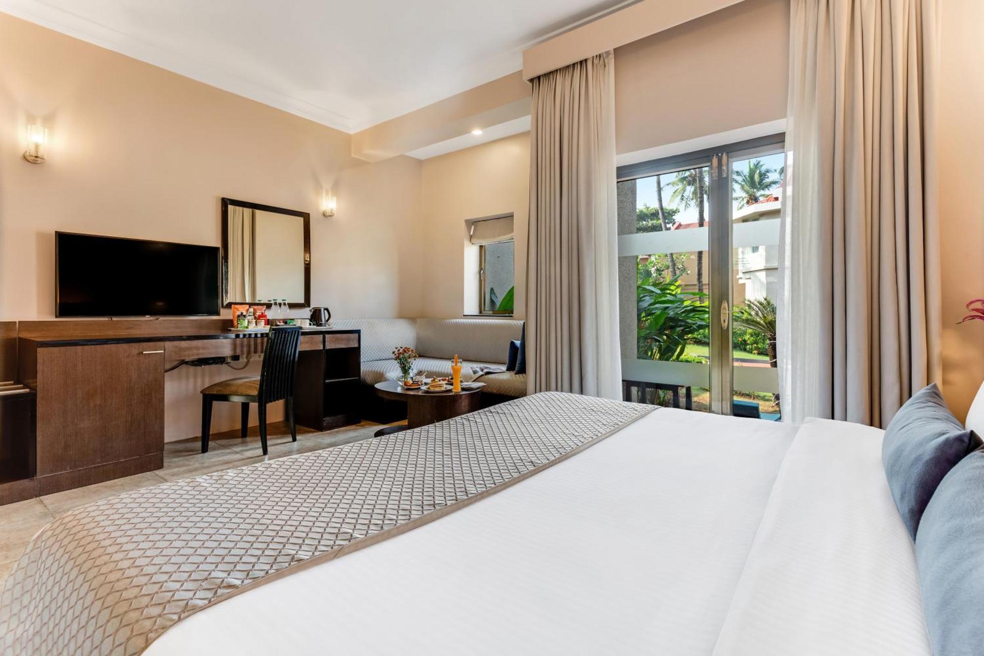Whispering Palms Beach Resort Candolim Bagian luar foto