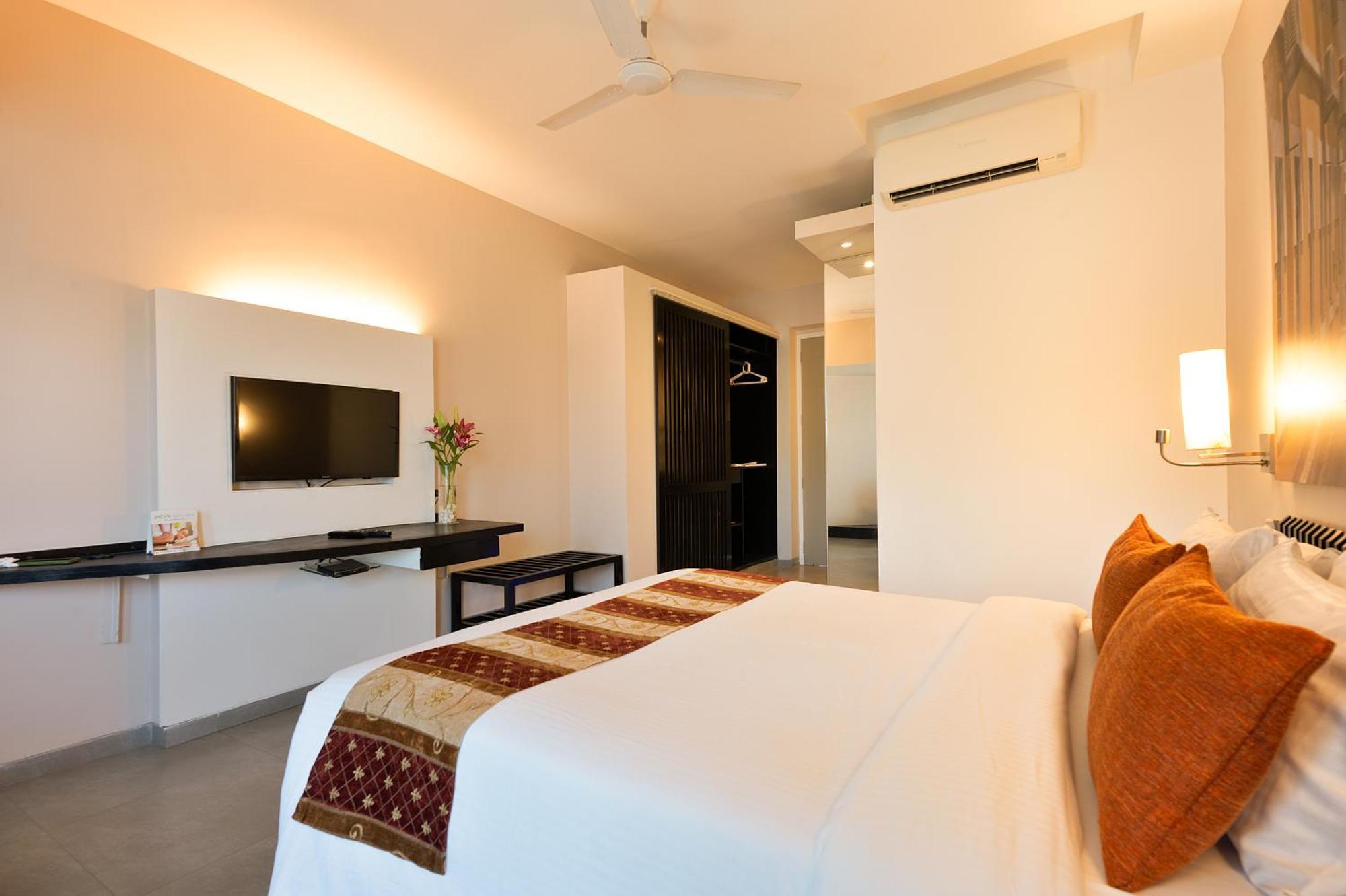 Whispering Palms Beach Resort Candolim Bagian luar foto