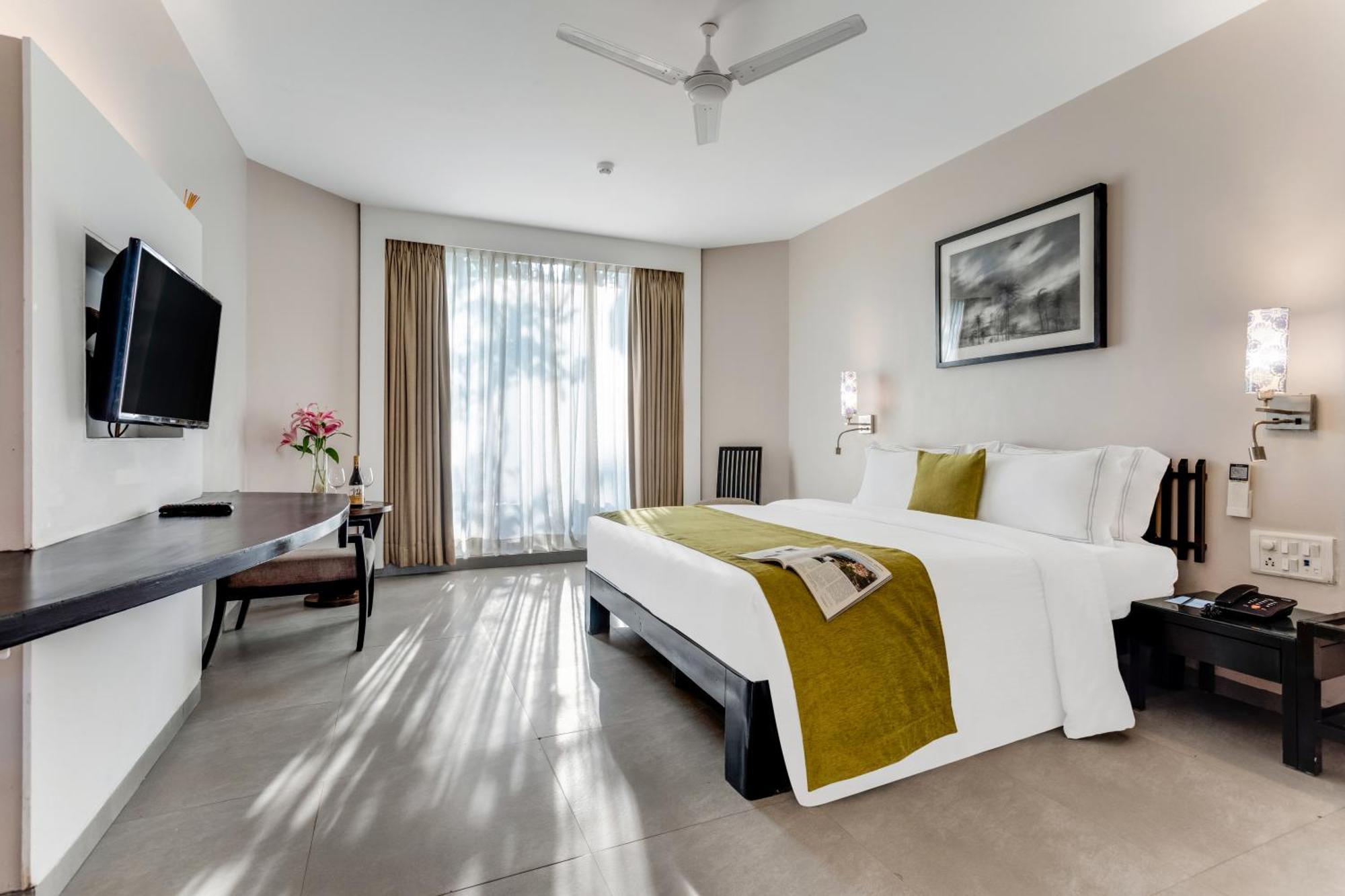 Whispering Palms Beach Resort Candolim Bagian luar foto