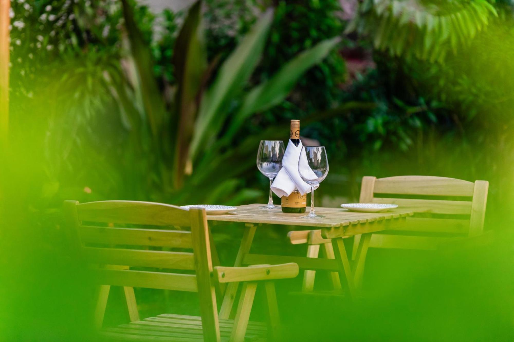 Whispering Palms Beach Resort Candolim Bagian luar foto