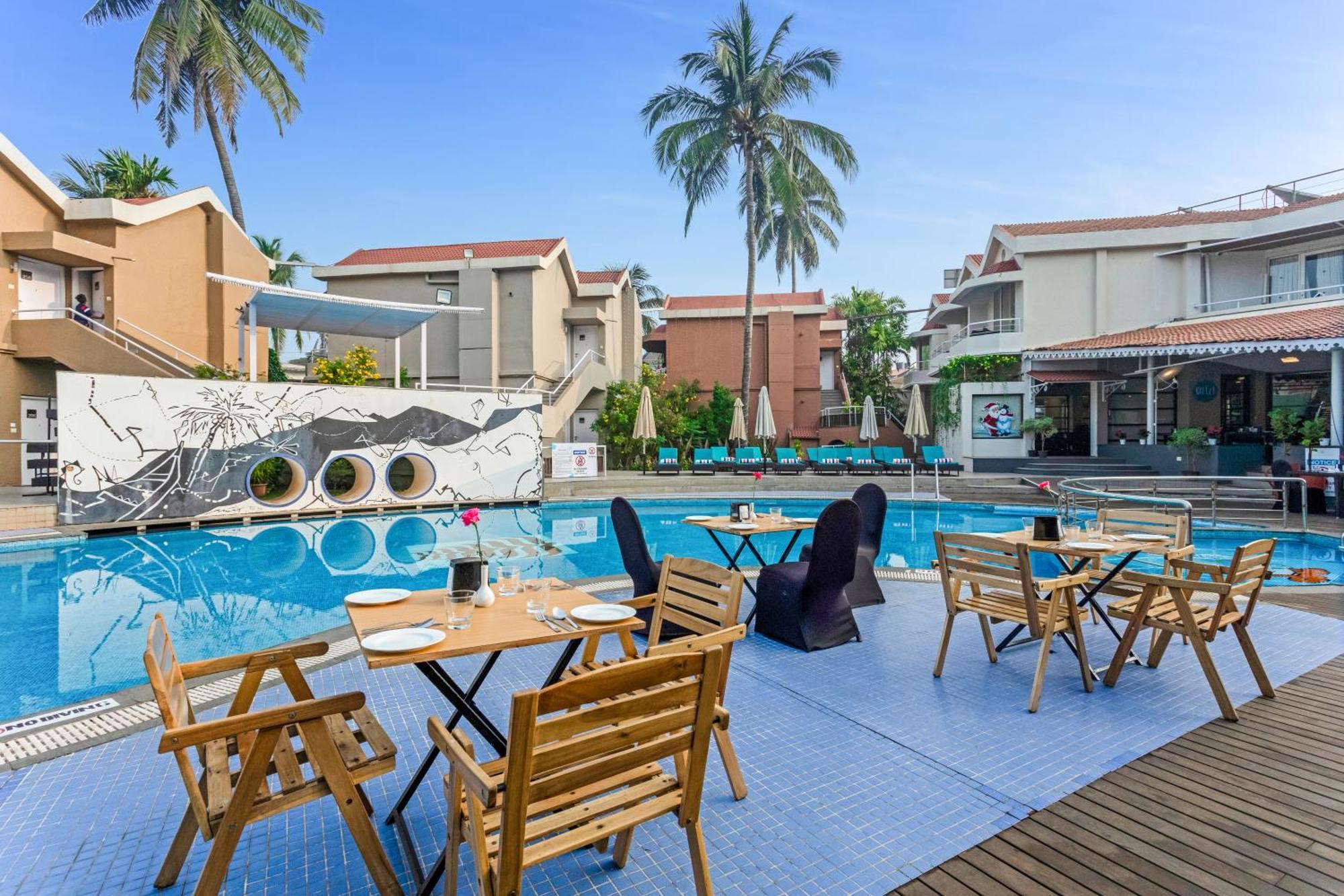 Whispering Palms Beach Resort Candolim Bagian luar foto