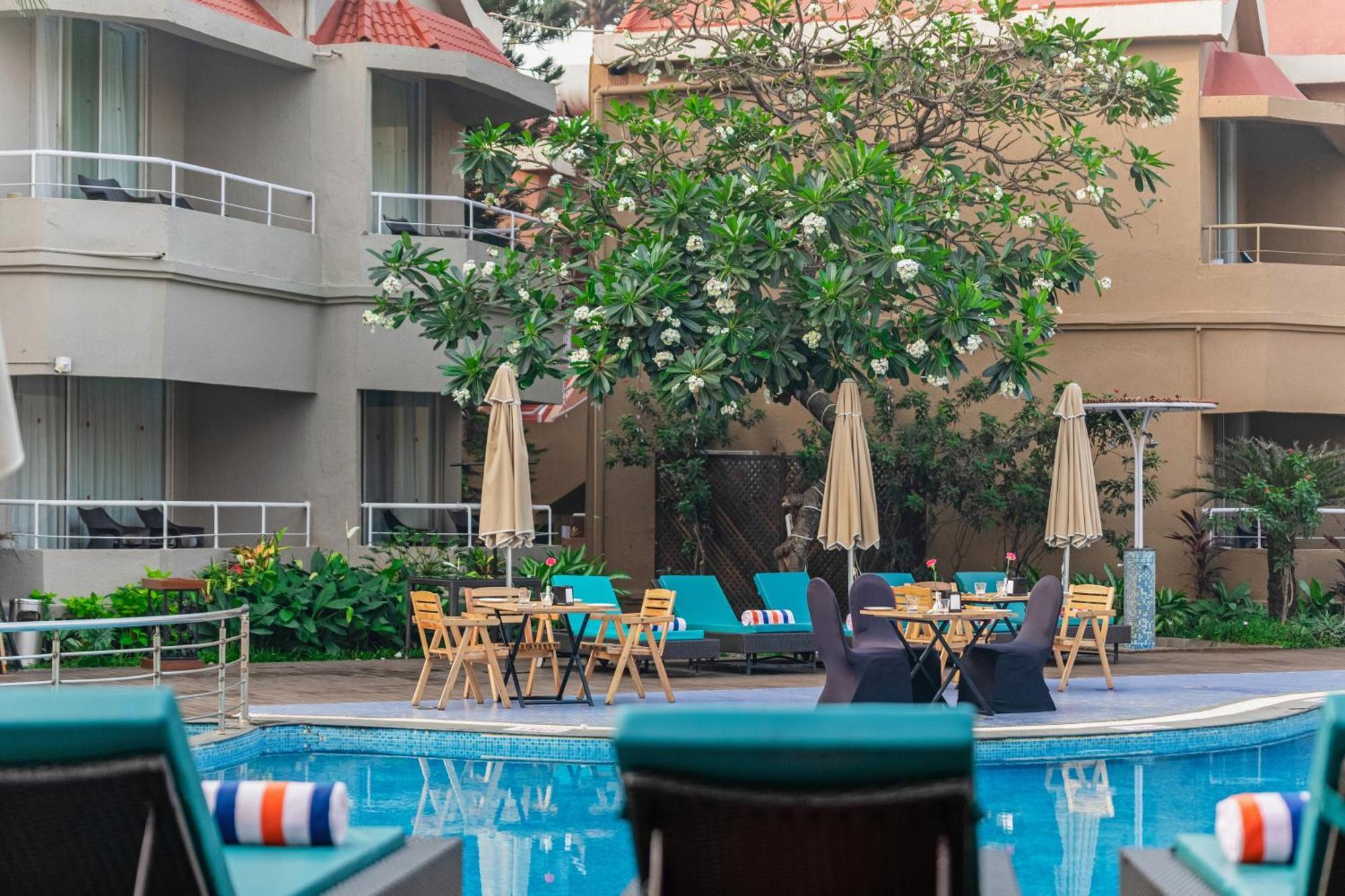 Whispering Palms Beach Resort Candolim Bagian luar foto