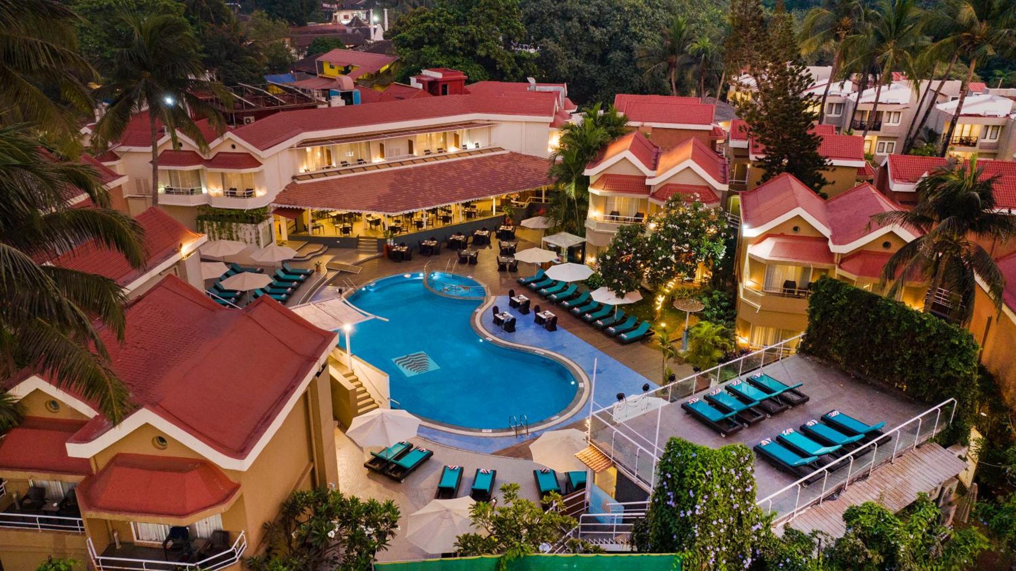 Whispering Palms Beach Resort Candolim Bagian luar foto
